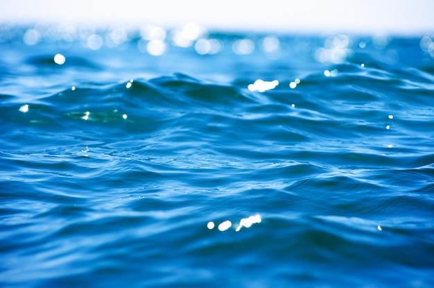 Lichten op zee achtergrond Golven