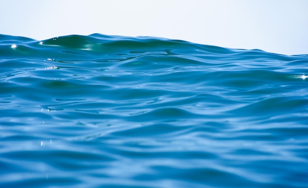 Lichten op zee achtergrond Golven