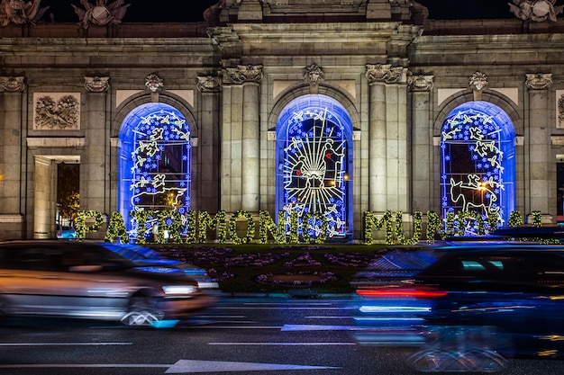 Lichten van kerstversiering in Puerta de Alcala in Madrid 's nachts