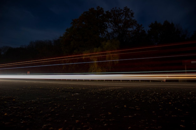 Lichten van passerende auto's. Tracer.