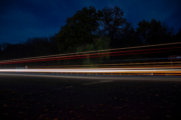 Lichten van passerende auto's. Tracer.