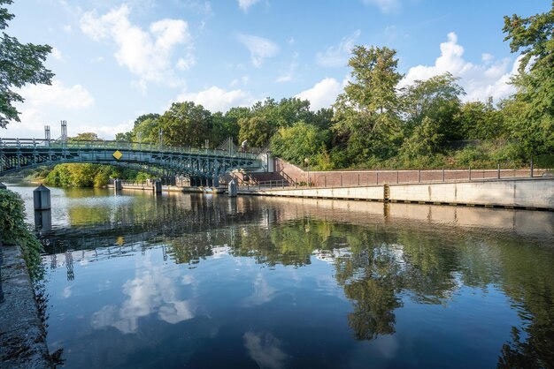 Photo lichtenstein bridge and landwehr canal at tiergarten park berlin germany