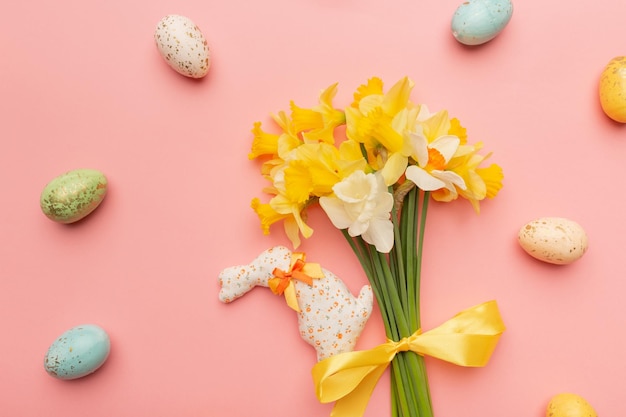Lichtgeel lenteboeket en paasdecor op roze achtergrond Lentebloemen achtergrond