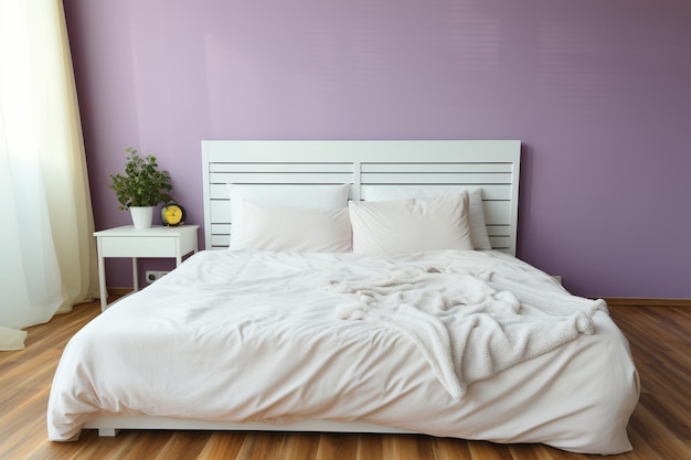 Lichtgele slaapkamer wit bed verlicht door het ochtendzonlicht