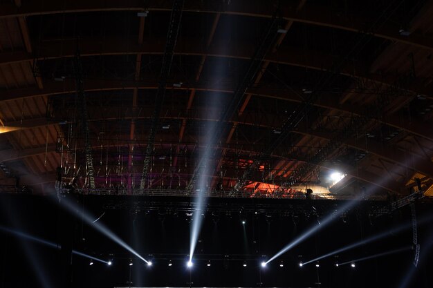 Lichtgevende spots verlichten de zaal vanaf het podium