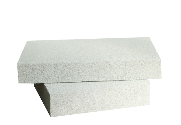Lichtgewicht bouw baksteen geïsoleerd op wit. Lichtgewicht geschuimd gipsblok geïsoleerd op wit.