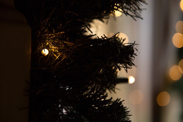 Lichtjes van slingers op een kerstboom