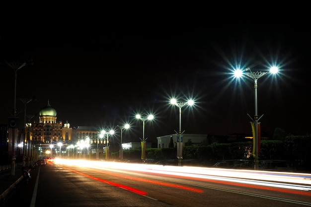 Lichtpaden door verlichte straatverlichting's nachts