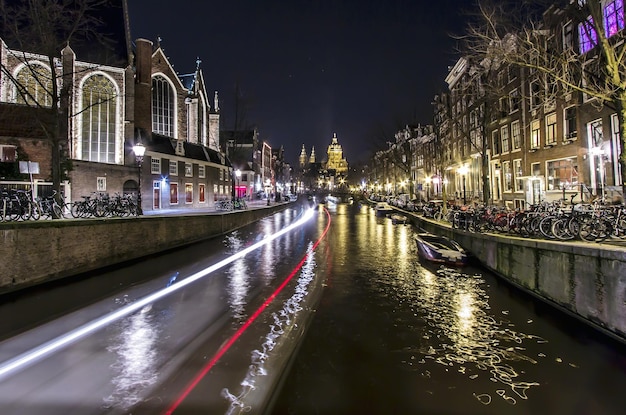 Lichtpaden in het kanaal te midden van gebouwen in de stad tegen een heldere lucht