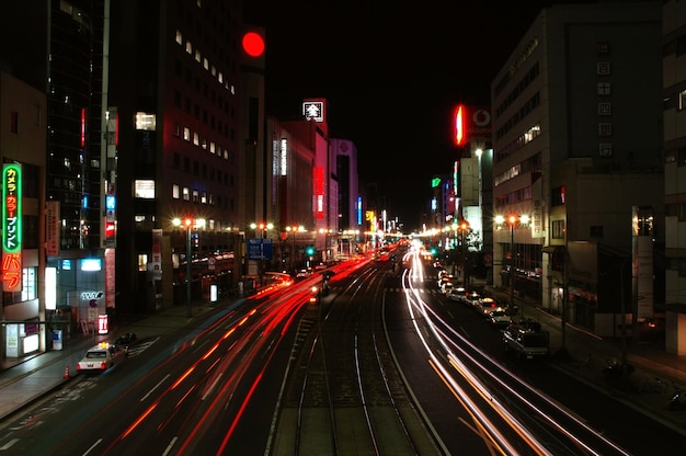Lichtpaden langs gebouwen op een stedelijke straat's nachts