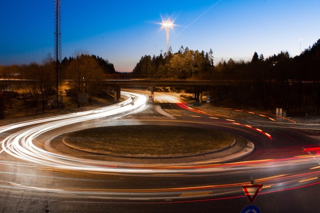 Foto lichtpaden op de snelweg's nachts