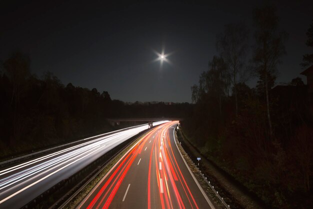 Foto lichtpaden op de snelweg's nachts