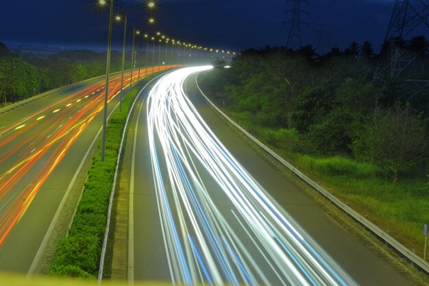 Foto lichtpaden op de snelweg's nachts