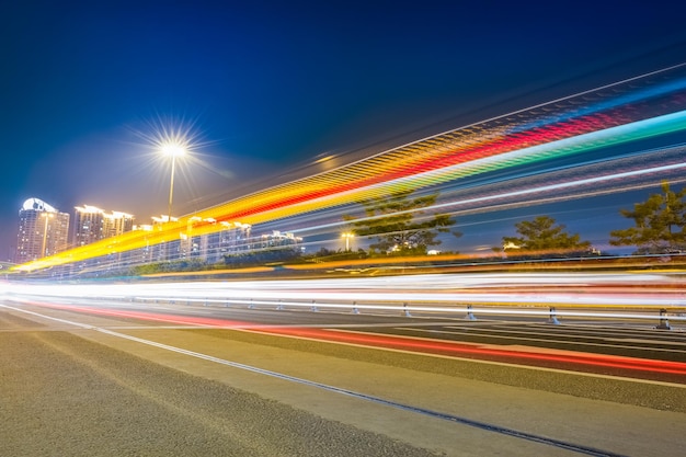 Lichtpaden op de snelweg van de stad, druk verkeer 's nachtsxAxAxA