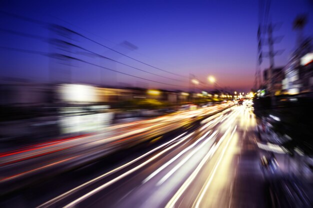 Foto lichtpaden op de weg in de stad's nachts