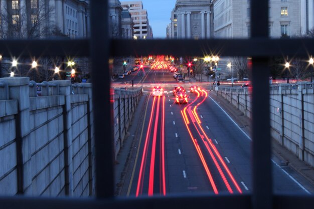 Foto lichtpaden op de weg in de stad's nachts