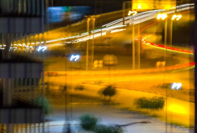 Foto lichtpaden op de weg in de stad's nachts