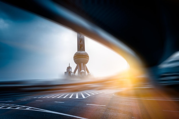 Foto lichtpaden op de weg in de stad tegen de lucht