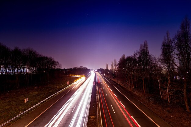 Lichtpaden op de weg 's nachts