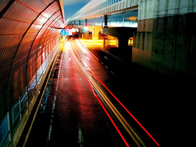 Lichtpaden op de weg's nachts