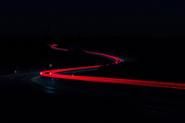 Lichtpaden op de weg's nachts