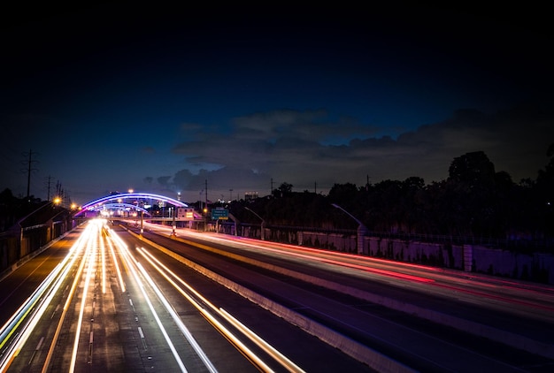 Lichtpaden op de weg's nachts