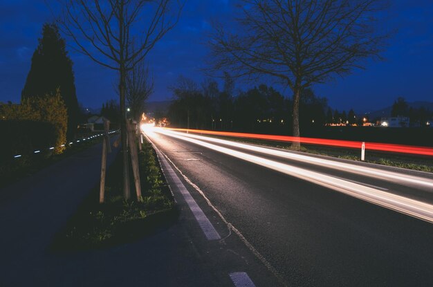Foto lichtpaden op de weg's nachts