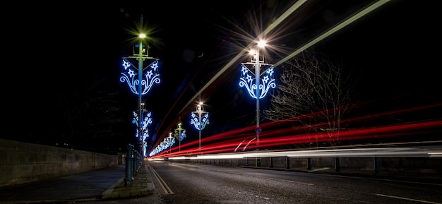 Foto lichtpaden op de weg 's nachts