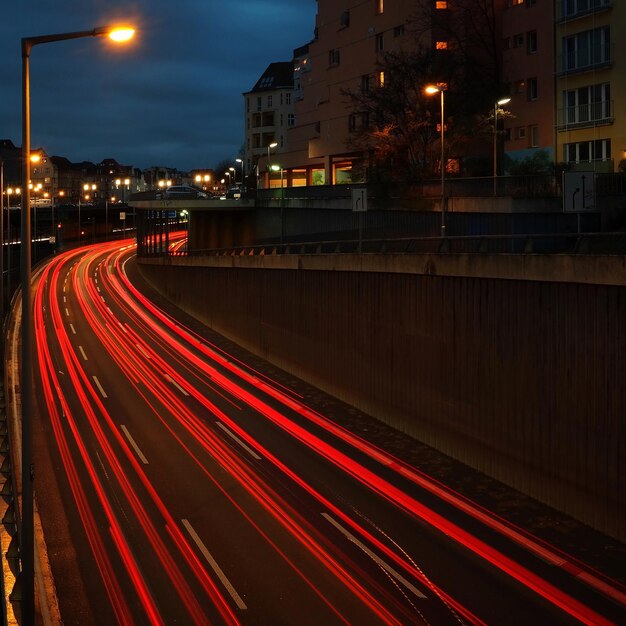 Foto lichtpaden op de weg 's nachts