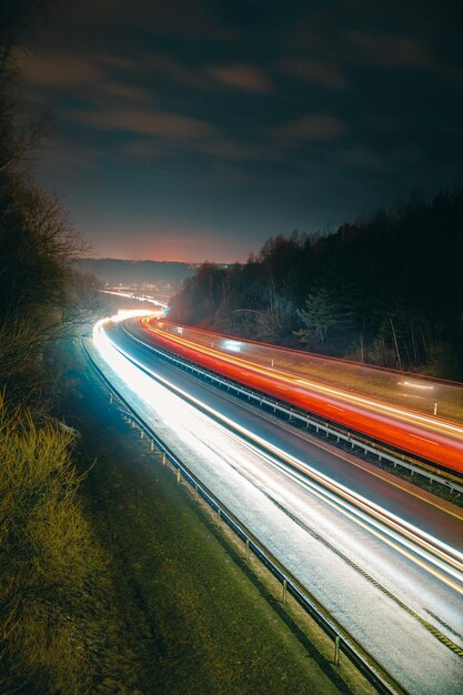 Foto lichtpaden op de weg tegen de hemel's nachts