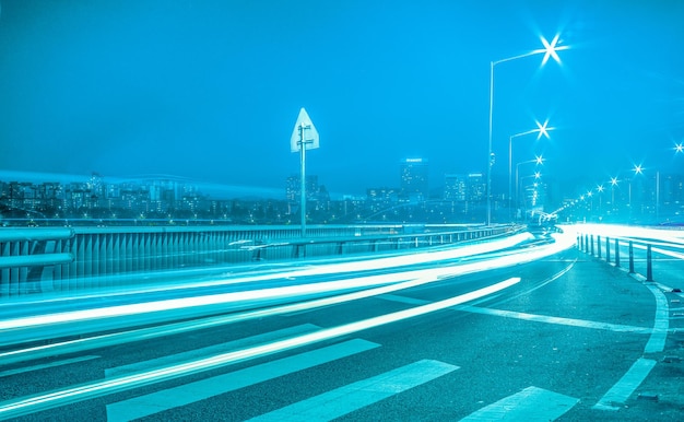 Lichtpaden op de weg tegen de hemel 's nachts