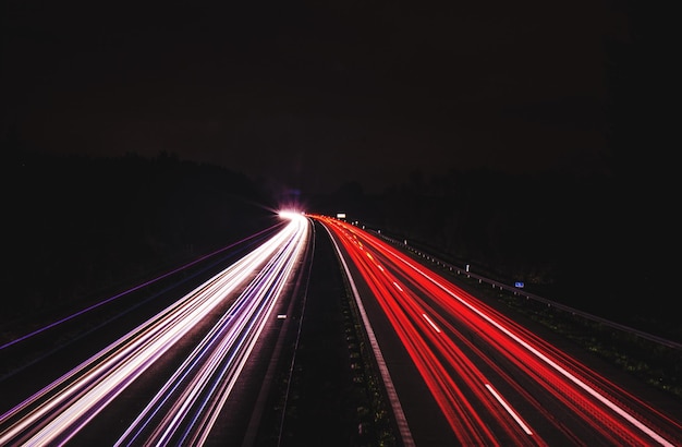 Lichtpaden op de weg tegen de hemel's nachts