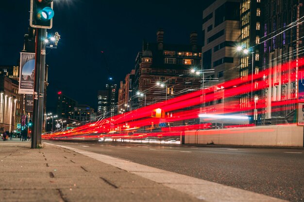 Lichtpaden op een stadsstraat's nachts