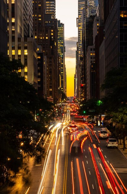 Foto lichtpaden op een stadsstraat's nachts