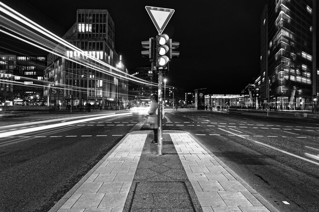 Lichtpaden op een stadsstraat's nachts