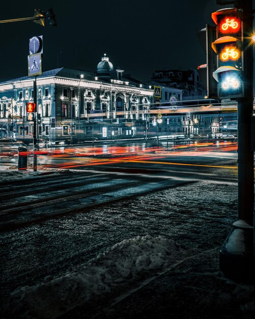 Foto lichtpaden op een stadsstraat's nachts