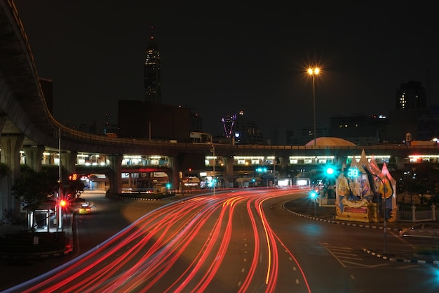 Lichtpaden op stadsstraat tegen de nachtelijke lucht
