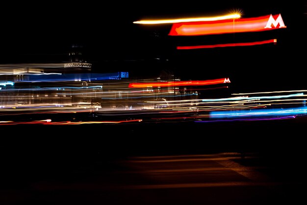 Foto lichtpaden op straat in de stad 's nachts