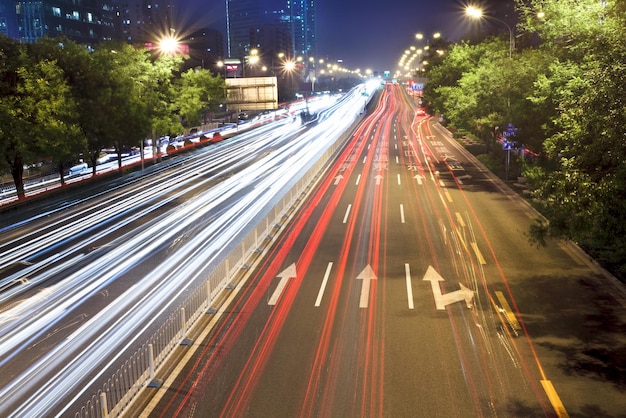 Lichtsporen op straat in spitsverkeer Peking