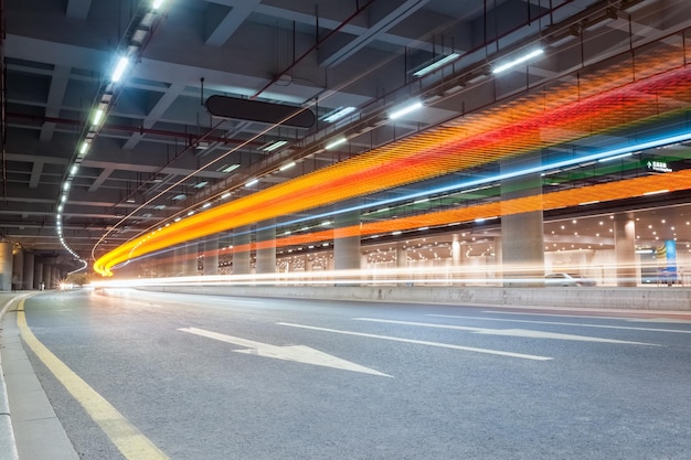 Lichtsporen van voertuigen in de tunnel futuristische stadsweg backgroundxA