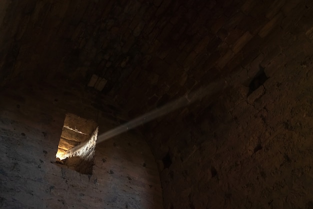 Lichtstraal in het raam van een oud stenen fort