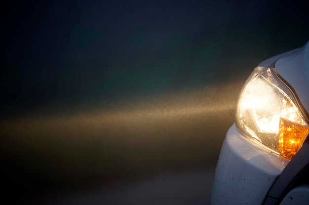 Lichtstraal van autokoplamp in een regentijd