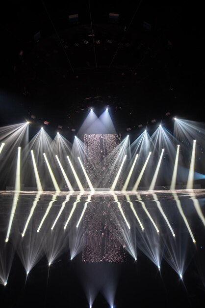 Foto lichtstralen verlichten het tafereel