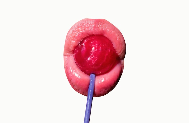 Фото Лизание губ гламурная рот лизает вкусный леденчик с красными губами сосит леденчик секси женская губа сексуальная женщина красные губы с леденцом концепция кондитерского батончика изолирована на белом