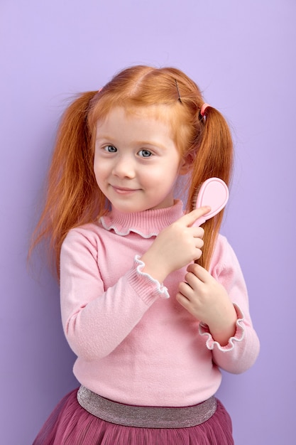 Lief kindmeisje dat haar het stellen op viooltje kamt