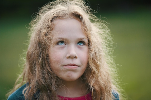 Lief klein meisje buitenshuis - mooi lachend kind, portret