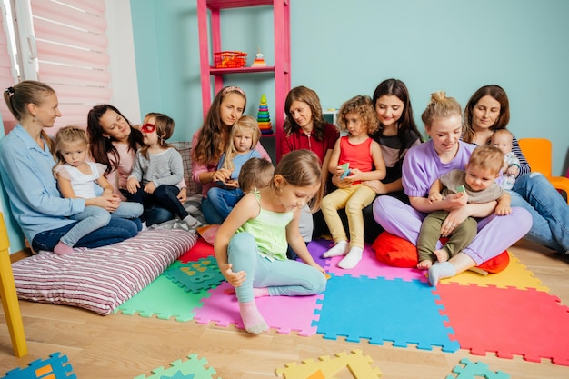 Lief kleutermeisje op een bijeenkomst van moeders met kinderen