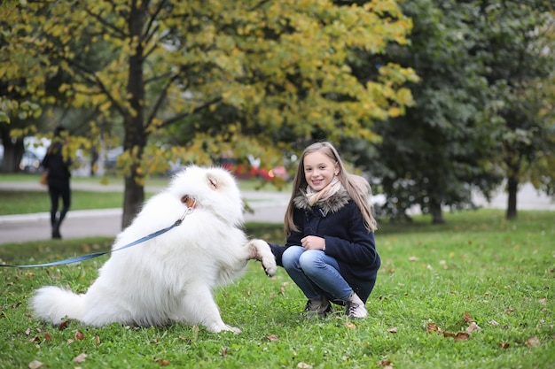 Lief meisje aan het wandelen met een prachtige hond