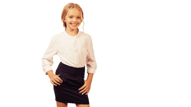 Lief negenjarig schoolmeisje in een shirt en een rok