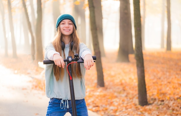 Lief tienermeisje met scooter